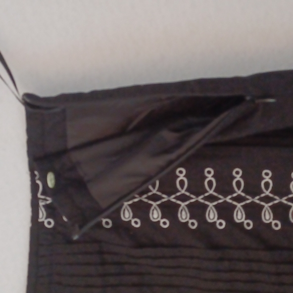 Lucy and Laural Black Skirt w/ White Embroidery, Cotton/Spandex, Size 8 - Picture 3 of 5